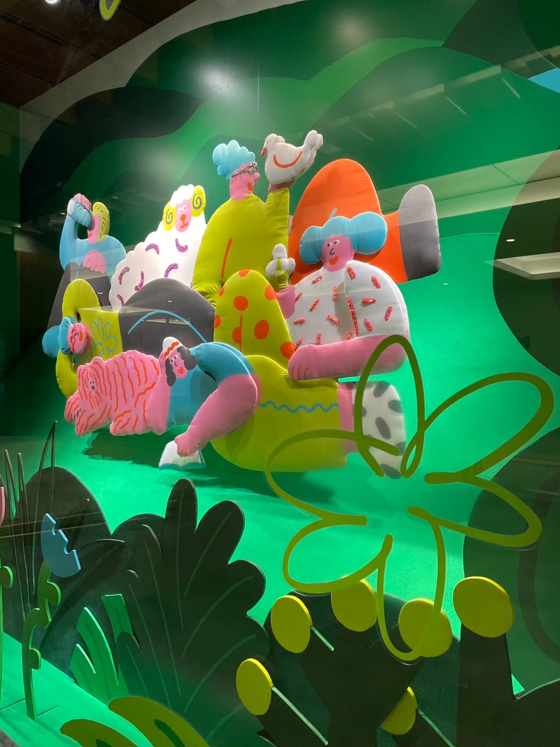 NEWoMan新宿ウィンドウディスプレイのディレクション、制作設置、アーティストアサイン